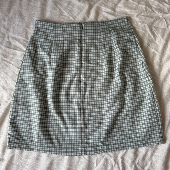 Brandy Melville Green Plaid Mini Skirt - Picture 5 of 7